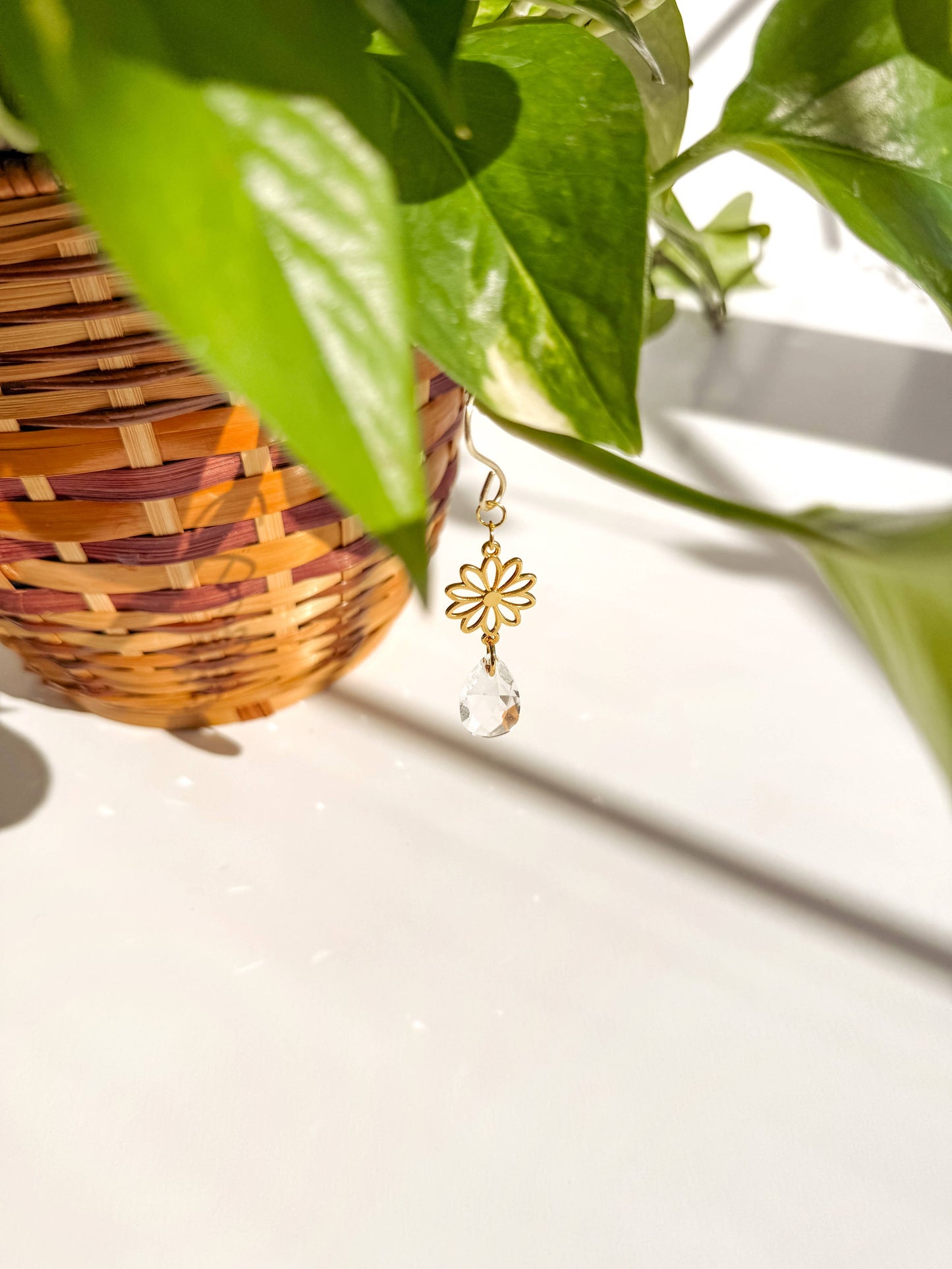 Plant Charm | Suncatcher + Daisy | Houseplant Vine Accessory